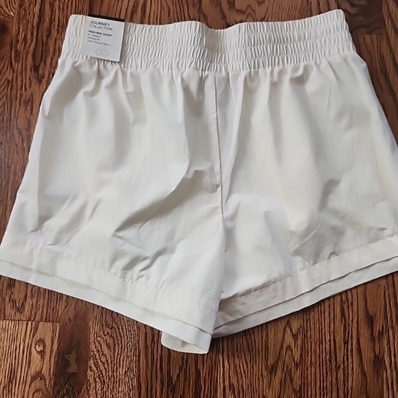 CALIA by Carrie Underwood Pants - Calia by Carrie Underwood Shorts Size MED Elastic Waist Pockets Cream  NWT